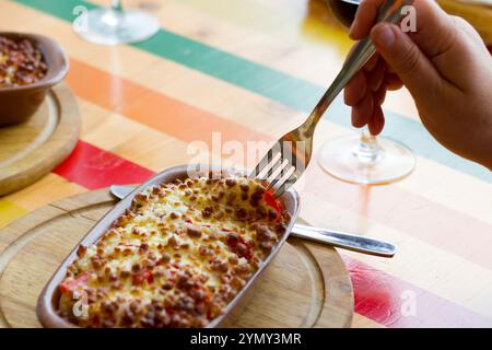 Rinderzunge gebacken mit Gemüse in Käse Stockfoto