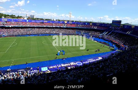 Argentiniens Racing Club Fans jubeln ihr Team vor / während des letzten Fußballspiels der CONMEBOL Copa Sudamericana gegen den brasilianischen Cruzeiro im La Nueva Olla Stadion in Asuncion, Paraguay, am 23. November 2024 an. Stockfoto