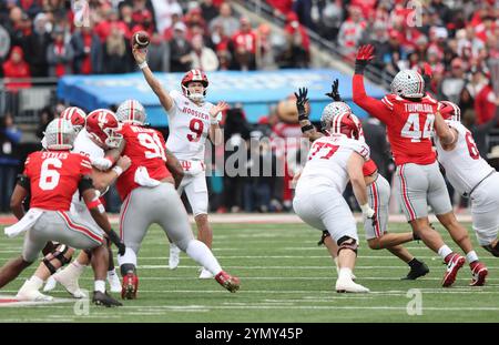 Columbus, Usa. November 2024. Indiana Hoossiers Quarterback Kurtis Rourke (9) wirft am Samstag, 23. November 2024, einen Pass gegen die Ohio State Buckeyes im zweiten Quartal in Columbus, Ohio. Foto: Aaron Josefczyk/UPI Credit: UPI/Alamy Live News Stockfoto