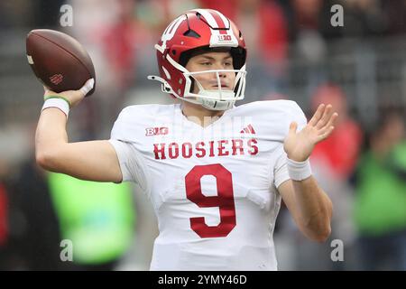 Columbus, Usa. November 2024. Indiana Hoossiers Quarterback Kurtis Rourke (9) wirft am Samstag, 23. November 2024, einen Pass gegen die Ohio State Buckeyes im zweiten Quartal in Columbus, Ohio. Foto: Aaron Josefczyk/UPI Credit: UPI/Alamy Live News Stockfoto