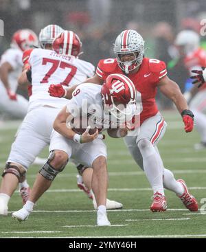 Columbus, Usa. November 2024. Der Indiana Hoossiers Quarterback Kurtis Rourke (9) wird am Samstag, 23. November 2024, im zweiten Quartal in Columbus, Ohio, von Ohio State Buckeyes Cody Simon (0) entlassen. Foto: Aaron Josefczyk/UPI Credit: UPI/Alamy Live News Stockfoto