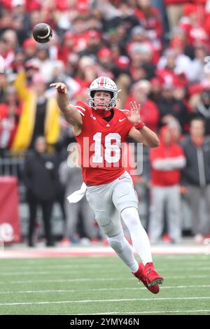 Columbus, Usa. November 2024. Der Ohio State Buckeyes Quarterback will Howard wirft am Samstag, den 23. November 2024, einen Pass gegen die Indischen Hoosiers in Columbus, Ohio. Foto: Aaron Josefczyk/UPI Credit: UPI/Alamy Live News Stockfoto