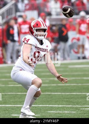 Columbus, Usa. November 2024. James Evans (94), der Indiana Hoossiers-Spieler, hat am Samstag, den 23. November 2024, im zweiten Quartal in Columbus (Ohio) den Sprung gegen die Ohio State Buckeyes missbraucht. Foto: Aaron Josefczyk/UPI Credit: UPI/Alamy Live News Stockfoto