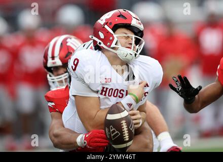 Columbus, Usa. November 2024. Der Indiana Hoossiers Quarterback Kurtis Rourke (9) fummelt am Samstag, den 23. November 2024, im zweiten Quartal in Columbus, Ohio, von Ohio State Buckeyes Cody Simon (0) getroffen. Foto: Aaron Josefczyk/UPI Credit: UPI/Alamy Live News Stockfoto