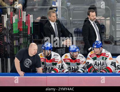 Duanne Moeser (Teammanager, Augsburger Panther) und Thomas Dolak (Co-Trainer, Augsburger Panther). GER, EHC Red Bull München vs. Augsburger Panther, Eishockey, DEL, 19. Spieltag, Saison 2024/2025, 23.11.2024. Foto: Eibner-Pressefoto/Heike Feiner Stockfoto