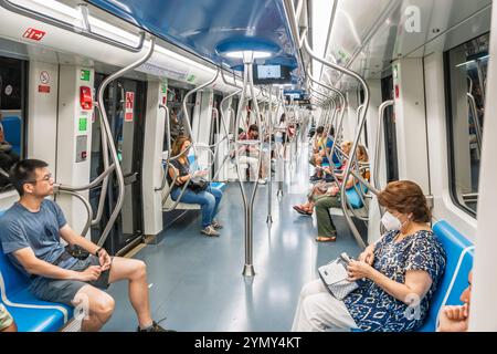 Neapel Neapel Italien, U-Bahn Neapel Metro, Metropolitana di Napoli, Innenraum Kabinenzug, Passagiere Einheimische, die fahren, modernes Metro Design, urb Stockfoto