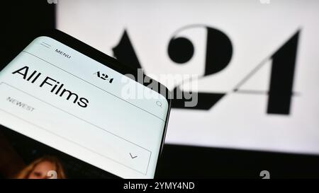 Stuttgart, 14.07.2024: Mobiltelefon mit Website des US-amerikanischen Unterhaltungsunternehmens A24 Films LLC vor dem Firmenlogo. Fokus links oben vom ph-wert Stockfoto