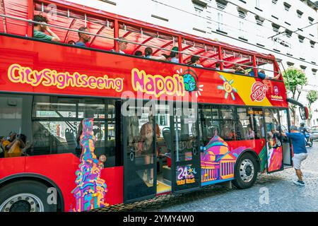 Neapel Neapel Italien, Centro Storico historisches Zentrum, Via Santa Maria di Costantinopoli Straße, CitySightseeing Neapel, Doppeldeckerbus mit offenem Oberdeck, Offi Stockfoto