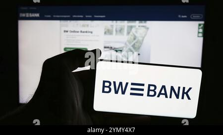 Stuttgart, 15.07.2024: Person mit Mobiltelefon mit Logo der deutschen Baden-Wuerttembergischen Bank (BW-Bank) vor der Webseite. F Stockfoto