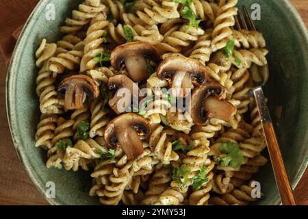 Fusilli Nudeln, in cremiger Pilzsauce, Nudeln mit Pilzen, hausgemacht, keine Leute Stockfoto