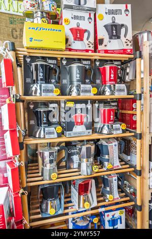 Neapel Neapel Italien, Centro Storico historisches Zentrum, Via Santa Maria di Costantinopoli Straße, Barrio Alto Caffe, Espresso Kaffeekanne, Kaffeezubehör Stockfoto