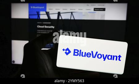 Stuttgart, Deutschland, 04.02.2024: Person, die ein Smartphone mit dem Logo des US-amerikanischen Cyberverteidigungsplattformunternehmens BlueVoyant LLC vor der Website hält. Konzentrieren Sie sich auf Stockfoto