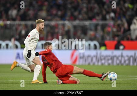 Duell, Aktion Arne Maier FC Augsburg FCA (10) gegen Leon Goretzka FC Bayern München FCB (08) Allianz Arena, München, Bayern, Deutschland, Europa Stockfoto