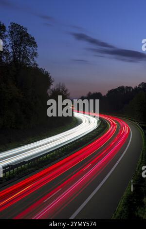 Lange Exposition einer Autobahn bei Nacht mit Rot- und Weißlichtspuren von Autos, Winnenden, Baden-Württemberg, Deutschland, Europa Stockfoto