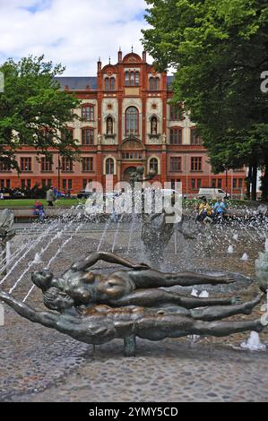 Brunnen der Lebensfreude, erbaut 1980, hinter der Universität Rostock, erbaut zwischen 1866 und 1870, Universitaetsplatz, Rostock, Mecklenburg-Vorpom Stockfoto