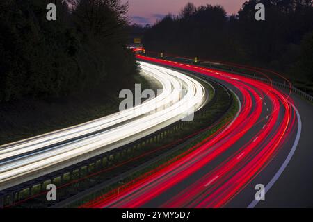 Lichtspuren von Autos auf einer Autobahn bei Nacht in einer Kurve, Winnenden, Baden-Württemberg, Deutschland, Europa Stockfoto