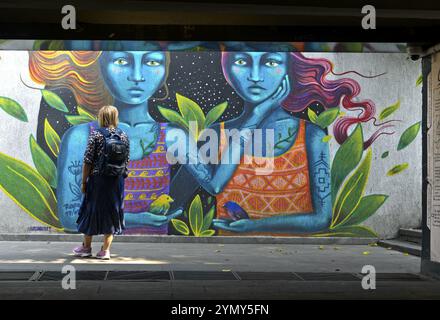 Blue Woman, Graffiti des peruanischen Straßenkünstlers Bronik, Street Art in der Barataschwili-unterirdischen Passage, Tiflis, Georgien, Asien Stockfoto