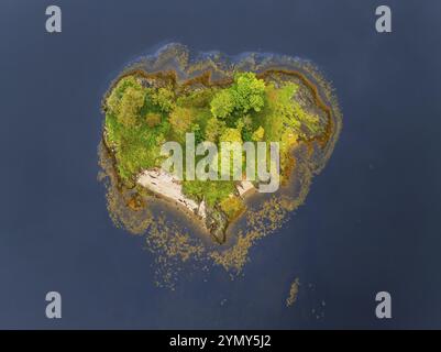 Herzförmige Insel, aus der Vogelperspektive, bewölkt, Herbst, Loch Leven, Schottland, Großbritannien Stockfoto