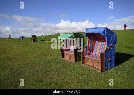 Liegestühle auf der Insel Pellworm, Nationalpark Schleswig-Holsteinisches Wattenmeer, Nordfriesland, Deutschland, Europa Stockfoto