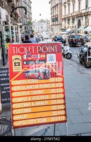 Neapel Neapel Italien, Centro Storico historisches Zentrum, Via Toledo Straße, Ticketpunktschild, Tramvia Napoli, Ausflüge, Tagesausflüge, Reiseziel Stockfoto