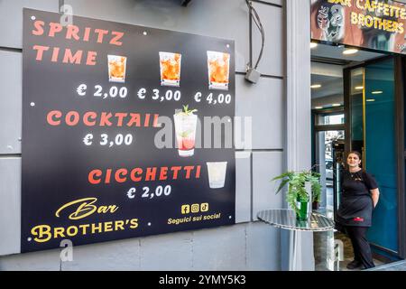 Neapel Neapel Italien, Centro Storico historisches Zentrum, Via Enrico Pessina, Bar Caffetteria Brothers, Café Cocktailmenü Schild, Cocktail â‚¬3, Cicchetti Stockfoto
