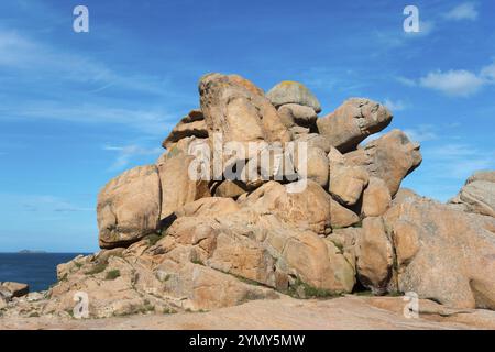 Massive Felsformationen erheben sich unter einem klaren blauen Himmel, Ploumanac'h, Ploumanach, Perros-Guirec, Cotes-d'Armor, Bretagne, Frankreich, Europa Stockfoto