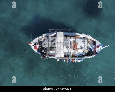 Fischerboot in der Bucht von Kalotaritissa, Amorgos, Kykladen, Griechenland, Europa Stockfoto