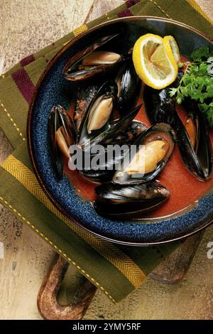 FRA Diavolo Muscheln, Muscheln in Tomatensauce, italienisches Gericht, auf dem Tisch, Blick von oben, hausgemacht, keine Personen Stockfoto