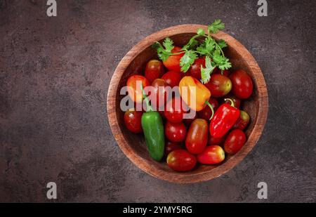 Set, Kirschtomaten, mit farbigen Paprika, in einer Holzschale, Draufsicht, keine Leute Stockfoto