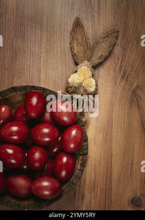 Gemalte Eier in einer Holzschale, rot, bemalt Krabbelfarbe, Pulver aus den Wurzeln des Endros, mit Zwiebelschalen, Draufsicht, Ostern, Georgien, Asien Stockfoto