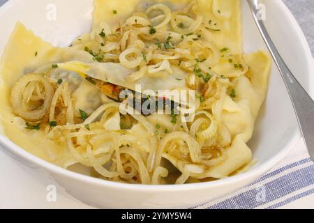 Schwäbische Küche, Maultaschen, vegetarisch, Gemüse Maultaschen, Gemüse im Nudelteig, Spinat, geschälte Zwiebeln, Großmutters Küche, regional, Stockfoto