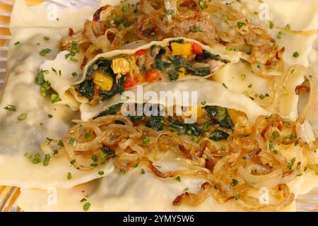 Schwäbische Küche, Maultaschen, vegetarisch, Gemüse Maultaschen, Gemüse im Nudelteig, Spinat, geschälte Zwiebeln, Großmutters Küche, regional, Stockfoto