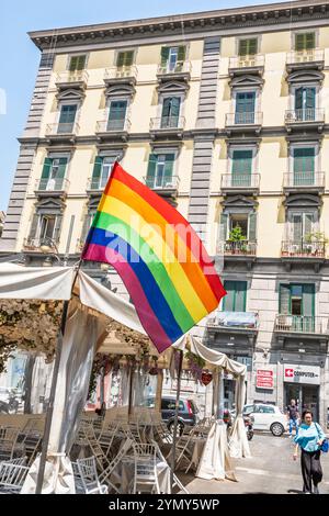 Neapel Neapel Italien, Centro Storico historisches Zentrum, Via Toledo, Stolz-Flagge, Regenbogenflagge LGBTQ+, Restaurant mit Unterstützung, Italienisch Europa Europa Stockfoto