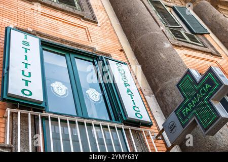 Neapel, Neapel, Italien, Centro Storico, historisches Zentrum, Piazza Dante Platz, homöopathische Apotheke, Farmacia Istituto Omeopatico, homöopathische Apotheke Institut Stockfoto