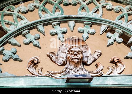 Neapel Neapel Italien, Centro Storico historisches Zentrum, Piazza Dante Platz, ornamentales Tor dekoratives Eisenwerk groteske Gesichts Schnitzerei architektonische Details Stockfoto