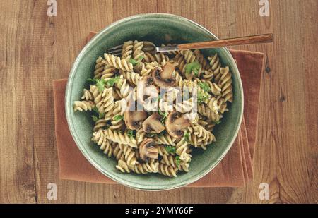 Fusilli Nudeln, in cremiger Pilzsauce, Nudeln mit Pilzen, hausgemacht, keine Leute Stockfoto