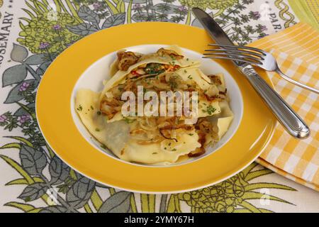 Schwäbische Küche, Maultaschen, vegetarisch, Gemüse Maultaschen, Gemüse im Nudelteig, Spinat, geschälte Zwiebeln, Großmutters Küche, regional, Stockfoto