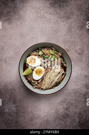 Soba, Buchweizennudeln, mit Enoki-Pilzen, Shimeji und gekochtem Ei, Blick von oben, hausgemacht, keine Leute Stockfoto