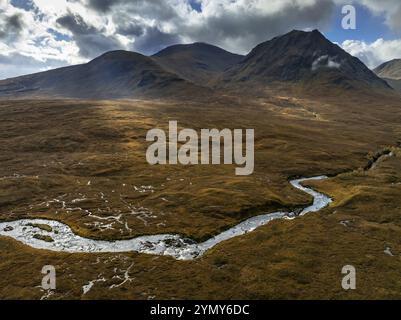 Morgenlicht, bewölkte Stimmung, Sonnenstrahlen, Fluss, Moor, Berglandschaft, Luftaufnahme, Herbst, Glen Etive, Glencoe, Scottish Highlands, Schottland, Great B Stockfoto