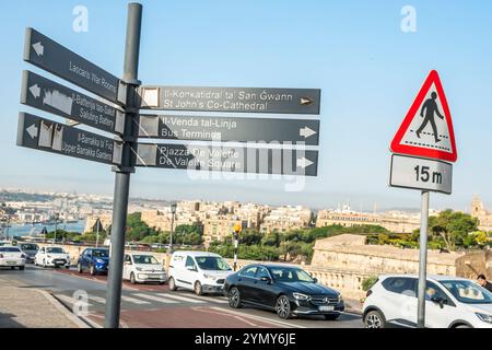 Valletta Malta, Triq Girolamo Cassar Straße, Wegbeschreibung Pfeile, Sehenswürdigkeiten Sehenswürdigkeiten, Maltesisch Europa Europäische EU, Besucher reisen Tour Tour Stockfoto