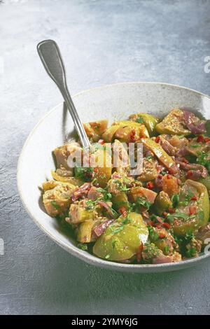 Gebratene grüne Tomaten mit Zwiebeln und Gewürzen, Vorspeise mit grünen Tomaten, georgianische Küche, hausgemacht, keine Leute Stockfoto