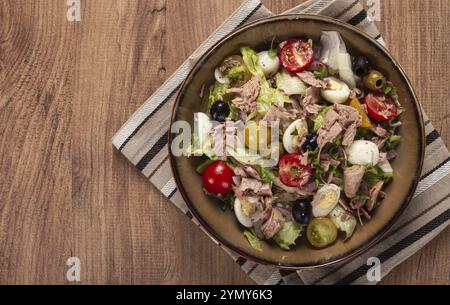 Salat mit Thunfisch aus der Dose, Gemüsesalat mit Wachteleiern, Salat, rote Zwiebeln, Kirschtomaten, Oliven, keto-Essen, gesundes Essen, hausgemacht, keine Leute Stockfoto