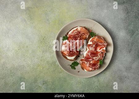 Sandwich mit Frischkäse und Schinken, auf Schwarzkornbrot, Frühstück, hausgemacht Stockfoto