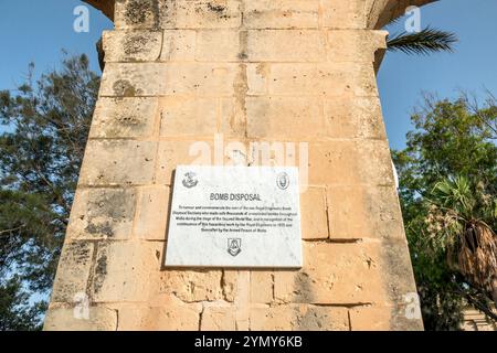 Valletta Malta, Upper Barrakka Gardens, Schild Gedenktafel, Bombenentsorgungseinheiten Royal Engineers World war II, Maltesisch Europa Europäische EU, Besucher reisen Stockfoto