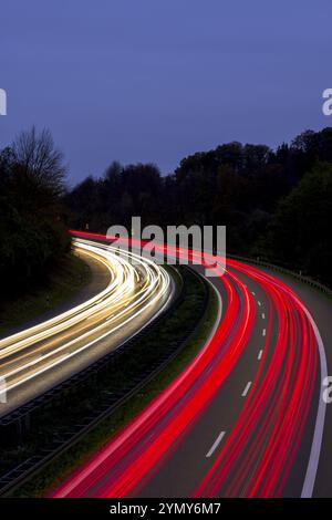 Lange Exposition einer Autobahn bei Nacht mit Rot- und Weißlichtspuren von Autos, Winnenden, Baden-Württemberg, Deutschland, Europa Stockfoto