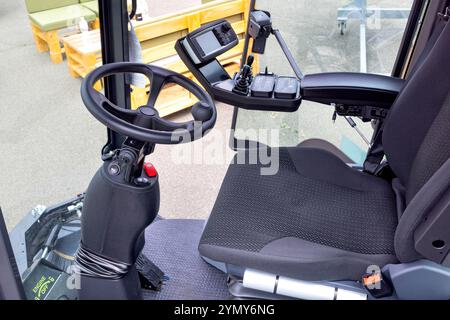 Innenansicht eines modernen landwirtschaftlichen Traktors mit fortschrittlichen Steuerungsfunktionen und Design Stockfoto