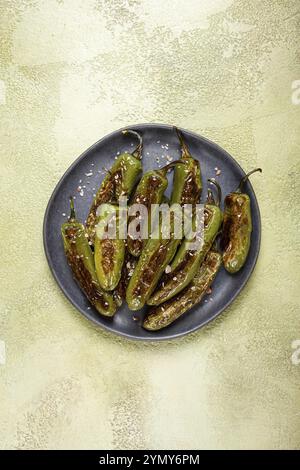 Gebratener Padron-Pfeffer, in einer Pfanne, mit Olivenöl und Meersalz, hausgemacht, keine Leute. Stockfoto