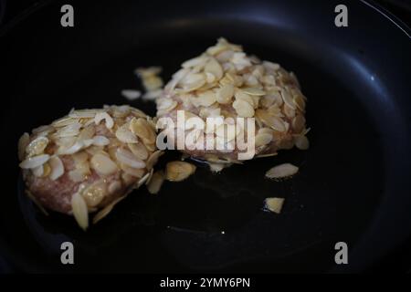 Schwäbische Küche, in Mandeln gewickelte Fleischbällchen, gemischtes Hackfleisch, roh, Bratbällchen in Fett, Bratpfanne, Fleischbällchen, Großmutters Küche, regional Stockfoto