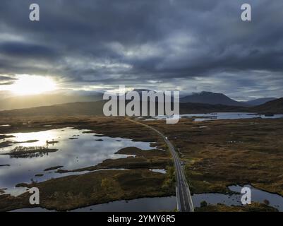 Morgenlicht, bewölkte Stimmung, Sonnenstrahlen, Berglandschaft, See, moor, Luftaufnahme, Straße, Herbst, Lochan na h-Achlaise, Scottish Highlands, Schottland, G Stockfoto