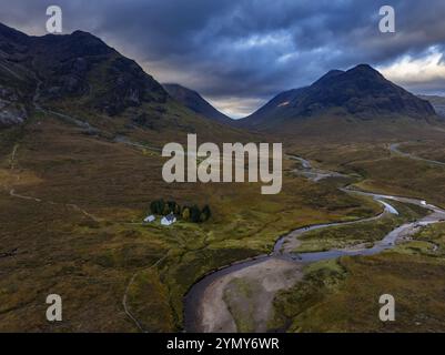 Bewölkte Stimmung, Fluss, Moor, Blick aus der Vogelperspektive, Berglandschaft, Herbst, Ferienhaus, Blick auf Langangarbh Cottage, Glencoe, Scottish Highlands, Schottland, großartig Stockfoto